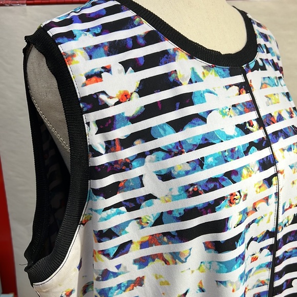 WORTHINGTON SCOOP NECK SLEEVELESS FLORAL STRIPE TOP - Picture 2 of 12